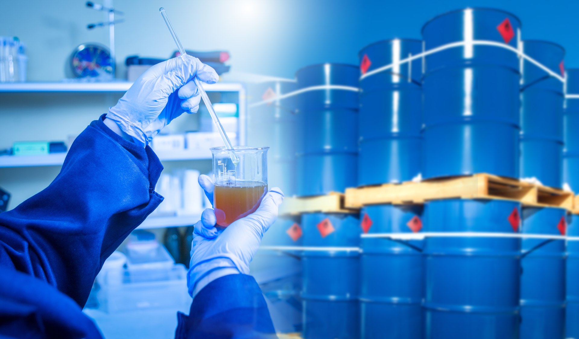 Chemiker mit Reagenzglas und Behältern