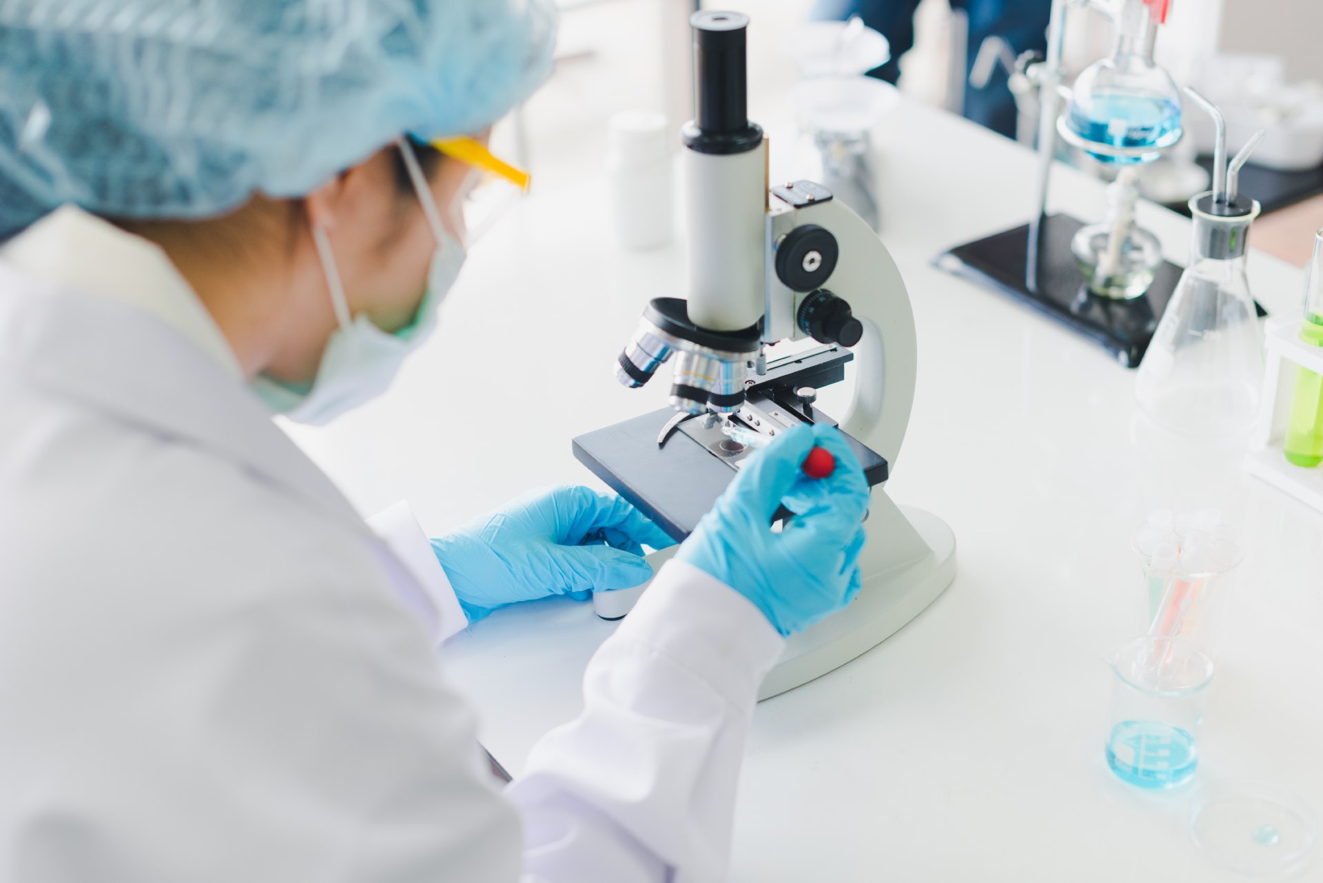Wissenschaftler am Mikroskop