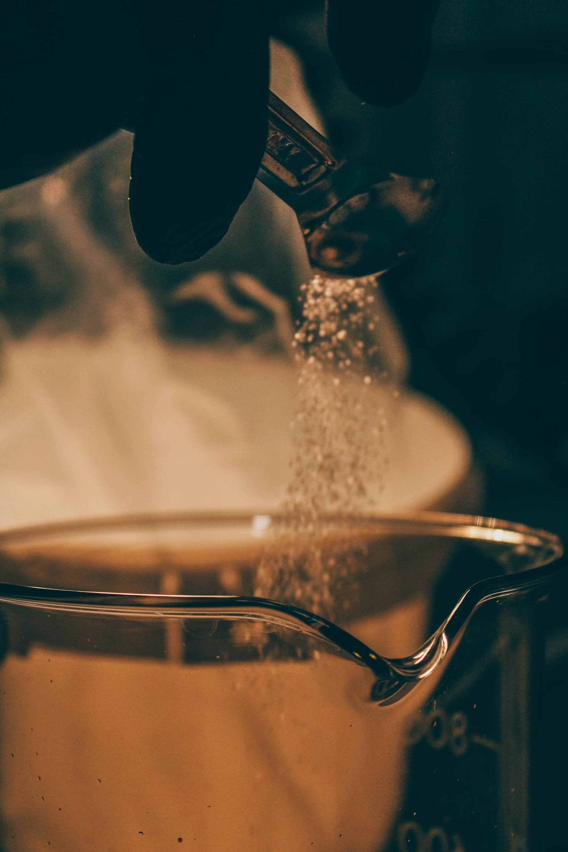 Zucker wird in Messbecher gegossen